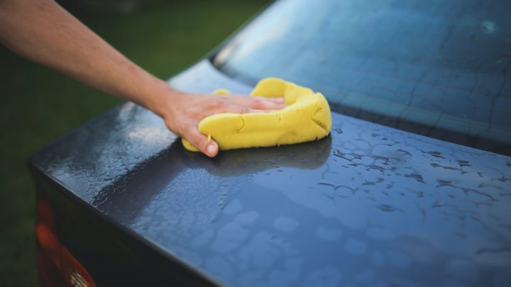 Meilleurs conseils et astuces pour nettoyer sa voiture chez soi